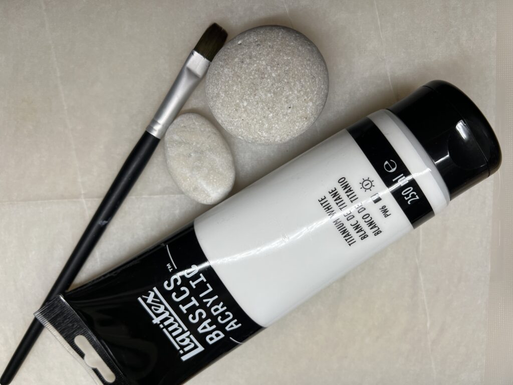 Kiviä, akryylimaalia ja sivellin