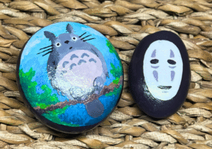 Kaksi maalattua kiveä