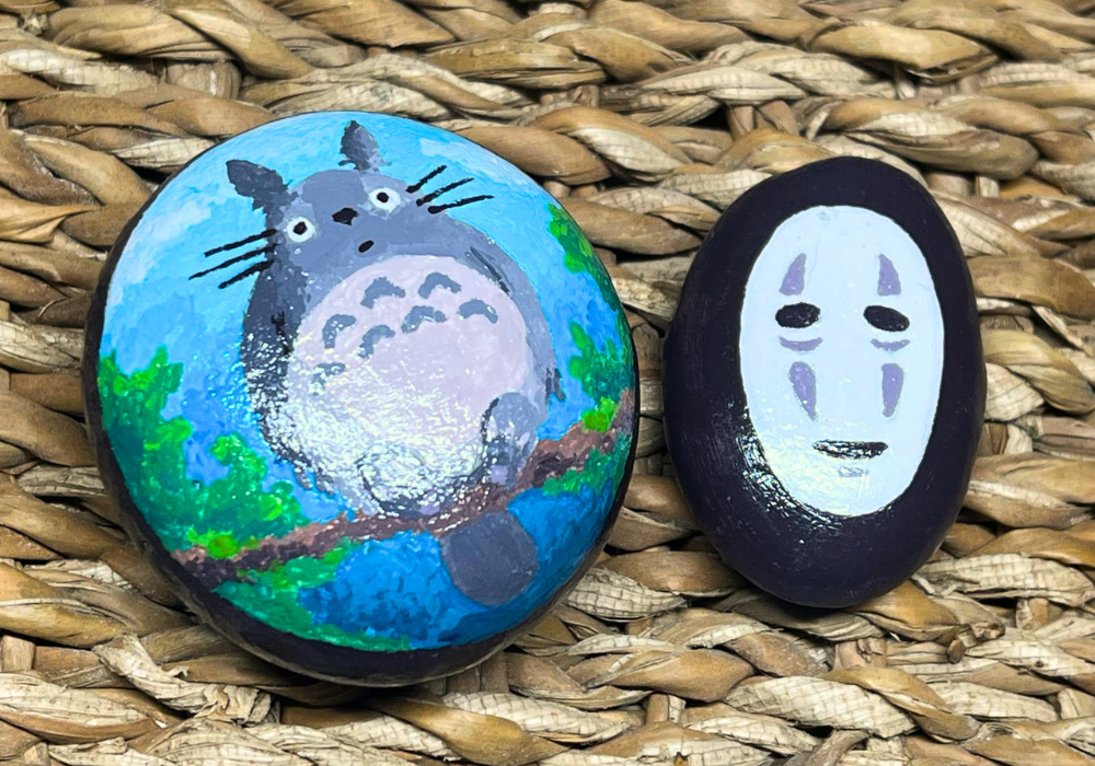 Kaksi maalattua kiveä